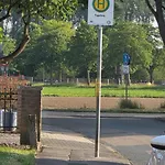 Ein Bequemes In Einer Ruhigen Umgebung Naeher Zentrum Mit Gemeinsam Genutzte Bad Und Kuechengeraete *