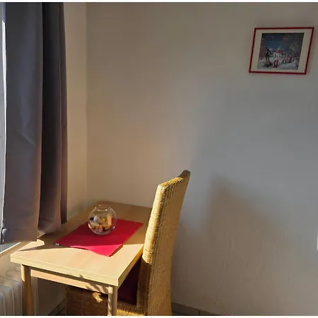 Ein Bequemes In Einer Ruhigen Umgebung Naeher Zentrum Mit Gemeinsam Genutzte Bad Und Kuechengeraete