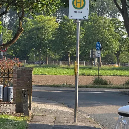 Ein Bequemes In Einer Ruhigen Umgebung Naeher Zentrum Mit Gemeinsam Genutzte Bad Und Kuechengeraete *