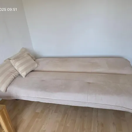 Ein Bequemes In Einer Ruhigen Umgebung Naeher Zentrum Mit Gemeinsam Genutzte Bad Und Kuechengeraete