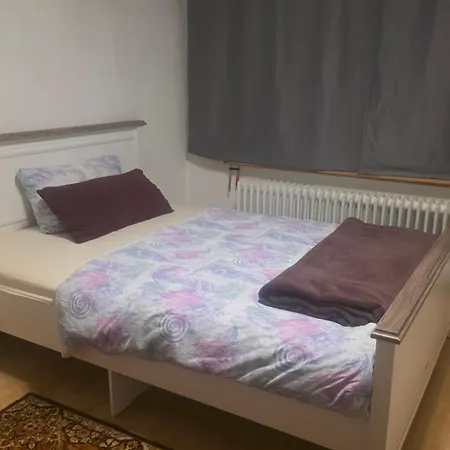 Ein Bequemes In Einer Ruhigen Umgebung Naeher Zentrum Mit Gemeinsam Genutzte Bad Und Kuechengeraete