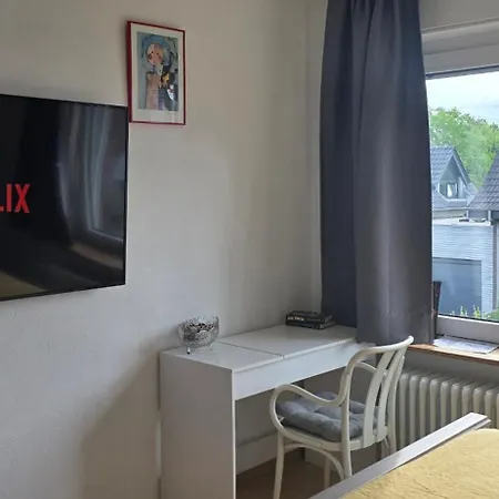 Ein Bequemes In Einer Ruhigen Umgebung Naeher Zentrum Mit Gemeinsam Genutzte Bad Und Kuechengeraete *