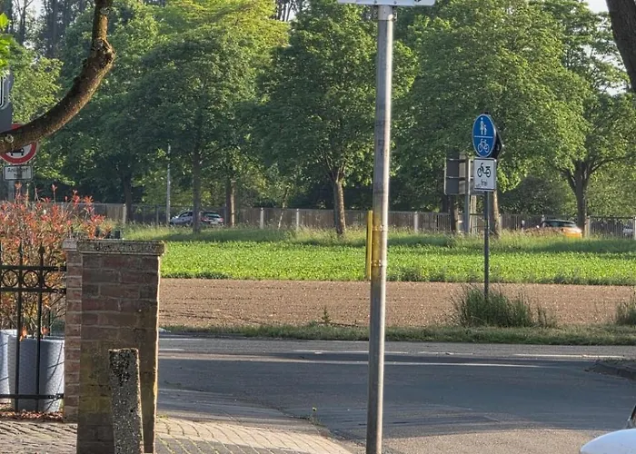 Ein Bequemes In Einer Ruhigen Umgebung Naeher Zentrum Mit Gemeinsam Genutzte Bad Und Kuechengeraete *