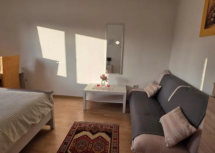 Ein Bequemes In Einer Ruhigen Umgebung Naeher Zentrum Mit Gemeinsam Genutzte Bad Und Kuechengeraete Accommodatie bij particulieren